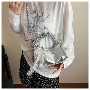 Détail du sac croissant argenté métallisé avec poignée froncée et breloques perles