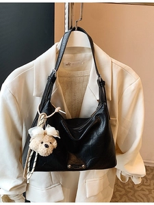 Sac à Épaule Hobo Vintage en Cuir PU pour Femmes Texture Plissée Couleur Unie Sac à Bandoulière Avec Charme d'Ours Fermeture Éclair