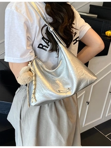 Sac à épaule argenté métallisé plissé avec breloque décorative et boucle moderne
