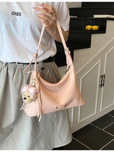 Sac hobo rose à texture crocodile avec un charmant ours suspendu au design épuré
