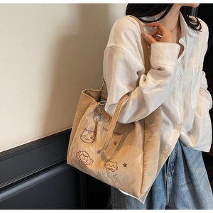 Détail du grand sac cabas beige avec motifs de chats mignons et texte Be Happy