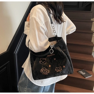 Détail du grand sac cabas noir matelassé avec broderie chat et chaînes argentées