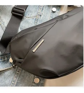 Detailansicht der wasserdichten schwarzen Umhängetasche mit mattem Finish und Metall