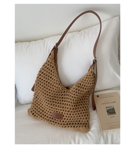Texture dell'anello intrecciato kaki con tracolla in pelle marrone ed etichetta marca