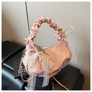 Sac à main croissant rose avec poignée à volants, nœud en dentelle et perles et chaîne