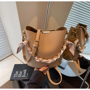 Détail du sac seau kaki avec poignée en foulard de soie et fermoir en métal