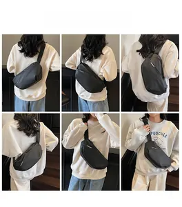 Mehrere Ansichten der schwarzen wasserabweisenden Crossbody-Tasche getragen von einem Modell