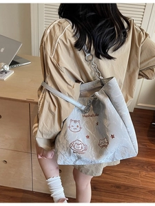 Grand sac cabas gris clair avec broderie chat et texture plissée sur la bandoulière