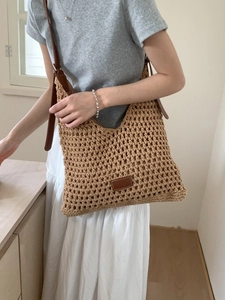 Borsa a spalla marrone tessuta a mano con design a rete e tracolla in pelle regolabile