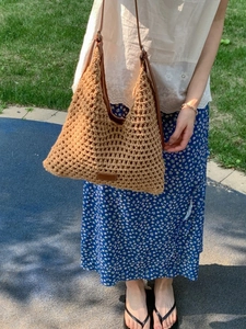 Borsa a spalla in crochet caramello con tracolla in pelle in stile boho vacanza