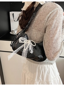Sac croissant noir de style français avec nœuds en dentelle et breloques en perles
