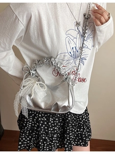 Sac croissant argenté métallisé avec nœud en dentelle et chaîne en perles