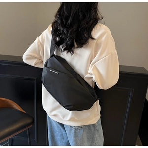 Detailansicht der schwarzen Crossbody-Tasche mit wasserfestem Nylon und Reißverschluss