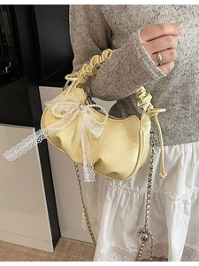 Sac croissant jaune clair avec nœuds en dentelle et breloques en perles pour été