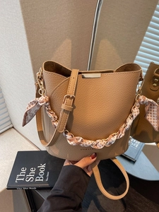 Sac Seau en Cuir PU pour Femme Motif Litchi Poignée Chaîne avec Foulard Fermeture Magnétique Sac à Bandoulière Quotidien