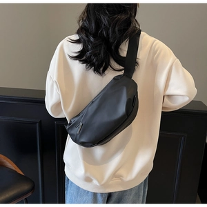 Rückansicht eines Modells mit einer minimalistischen schwarzen wasserfesten Brusttasche