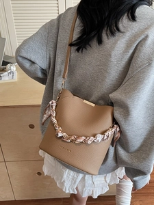 Sac seau en cuir marron avec bordure dorée et poignée en foulard à motif léopard