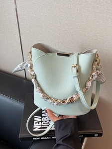 Sac seau vert menthe texture litchi avec foulard à cœurs et bandoulière dorée