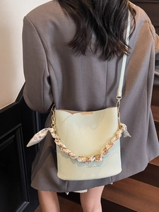 Sac seau vert menthe à texture litchi avec chaîne en soie et bandoulière en cuir