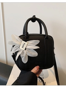 Women Niche Designer Fashion Lychee Grain PU Leather Crossbody Boston Bag Chic Mini Top Handle Pillow Bag With Flower Pendant