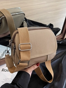 Minimalistische beige canvas crossbody tas met ritsvakken en een brede geweven schouderband