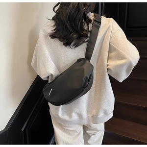 Rückansicht eines Models mit schwarzer wasserfester Brusttasche und verstellbarem Gurtband