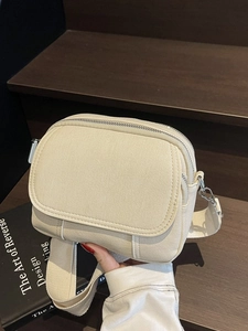Minimalistische crèmewitte crossbodytas met dubbele ritsen en brede stoffen schouderband