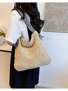 Grande borsa tote in paglia intrecciata beige con tracolle in tela a righe bianche e nere