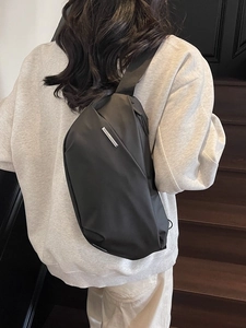 Wasserdichte schwarze Brusttasche für Damen mit verstellbarem Gurt für Sport und Reise