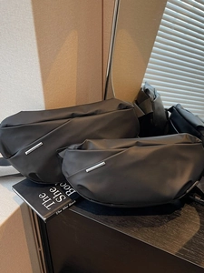 Schwarze wasserabweisende Crossbody-Brusttaschen in zwei Größen mit Metallakzenten