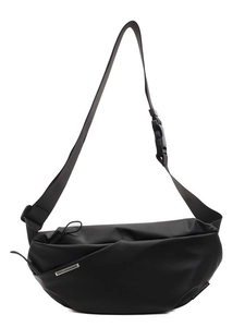 Schwarze wasserfeste Brusttasche mit verstellbarem Gurt und mattem Finish für den Sport