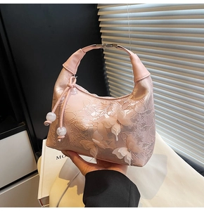 Détail de broderie en dentelle rose avec papillons 3D en organza et pompon perlé