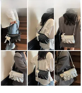 Vues détaillées du sac plissé avec breloque cœur en perles en noir et argenté