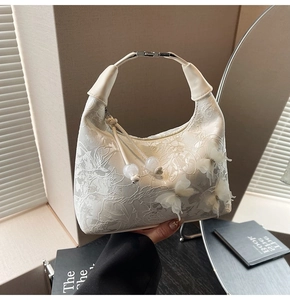 Détails de broderie en dentelle florale et papillons 3D sur le sac à main crème élégant