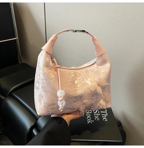 Détails du sac à main en satin rose avec broderie florale et papillons en dentelle