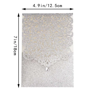 Détail d'invitation de mariage en paillettes argentées avec roses découpées au laser