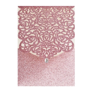 Pochette d'invitation de mariage rose pailleté découpée au laser avec strass en goutte