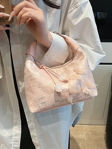Sac à main vintage rose en dentelle avec broderies florales et papillons 3D élégants