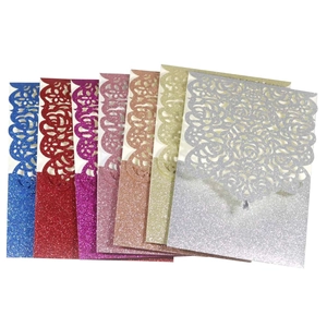 Invitations de mariage découpées au laser avec motif floral pailleté en plusieurs couleurs
