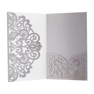 Pochette d'invitation de mariage découpée au laser avec motif mandala argenté chic