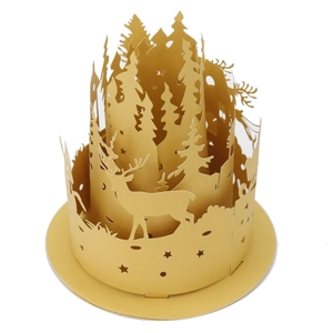 Dettaglio del paralume 3D in carta dorata con renne e foresta e design intagliato al laser