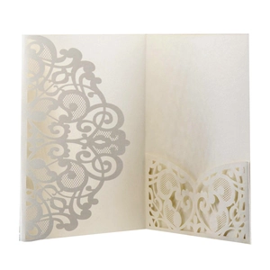 Détail macro de l'étui d'invitation de mariage découpé au laser avec motif ajouré