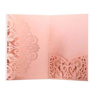 Gros plan d'une pochette d'invitation découpée au laser avec des motifs floraux perlés