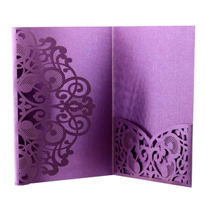 Détail de l'étui d'invitation de mariage violet découpé au laser avec motif de dentelle