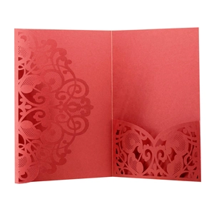 Motifs complexes découpés au laser sur une pochette d'invitation rouge pour mariage