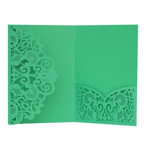 Détail de l'invitation de mariage vert menthe découpée au laser avec pochette intérieure