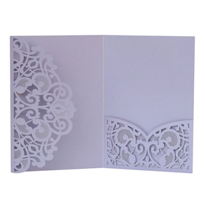 Détail d'un faire-part lavande découpé au laser avec des motifs de fleurs mandalas