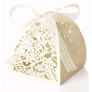 Elegante scatola per dolci nuziali tagliata al laser color crema con nastro di organza
