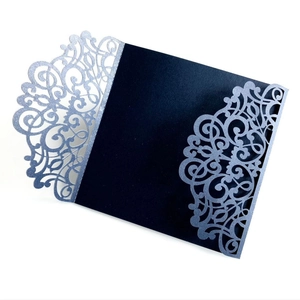 Invito di nozze blu navy con motivi floreali glitterati argento tagliati al laser