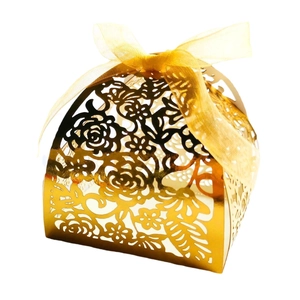 Elegante scatola per bomboniere dorata tagliata al laser con rose e nastro in organza